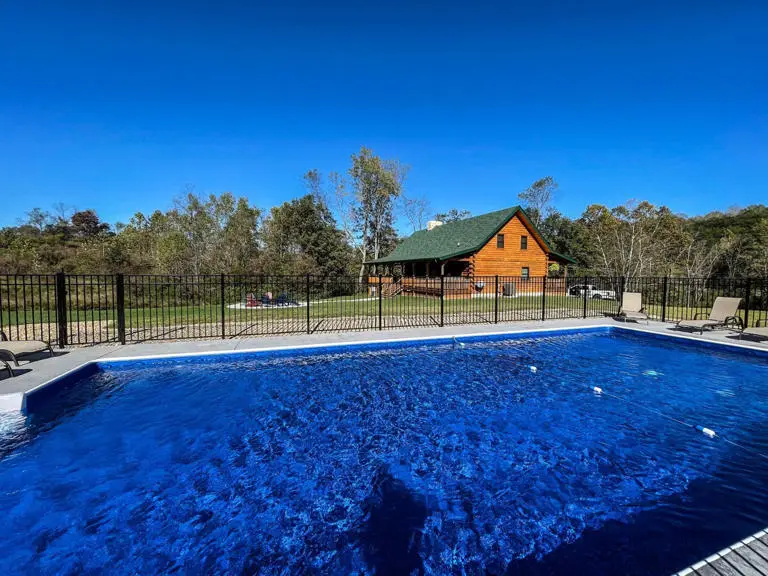 Lovely Breeze Lodge Pool 